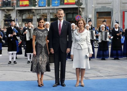 Los reyes Felipe VI, Letizia y la reina consorte, Sofia, a su llegada a la ceremonia de entrega de los Premios Princesa de Asturias.