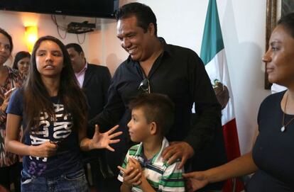 Alondra Luna, junto a su familia al regresar a Guanajuato