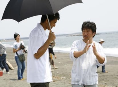 Hirokazu Kore-eda, a la derecha, dirige a uno de sus actores en <i>Still walking (Caminando).</i>