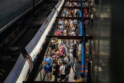 Decenas de pasajeros esperan para subir a un vagón de la línea 10 del metro de Madrid en Príncipe Pío, a finales de agosto. 
