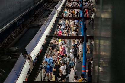Decenas de pasajeros esperan para subir a un vagón de la línea 10 del metro de Madrid en Príncipe Pío, a finales de agosto. 
