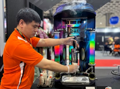 Un trabajador sirviendo cerveza en la feria de tecnología más grande de Asia.