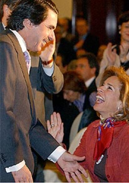 El presidente del Gobierno, José María Aznar, y su esposa, Ana Botella, se ríen durante el acto de presentación de la revista "Cuadernos de Pensamiento Político", de la Fundación de Análisis y Estudios Sociales, en el que el jefe del Ejecutivo ha alertado de la propuesta de "cambio de régimen" en España preconizada por Josep Lluis Carod Rovira.