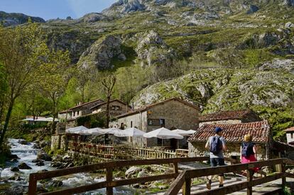 La aldea de Bulnes se encuentra aislada en la montaña. Solo se puede acceder en funicular o a pie.