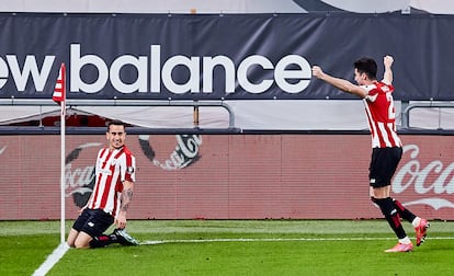 Berenguer celebra el gol de la victoria en presencia de Morcillo, este domingo en San Mamés.