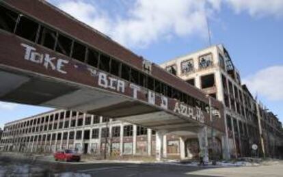 Fotografía de archivo del 3 de marzo de 2013 de una planta de Packard Automotive abandonada en Detroit, Michigan (EE.UU.). La ciudad de Detroit declaró la mayor bancarrota municipal de la historia estadounidense, incapaz de mantener una década de deuda creciente y población menguante.