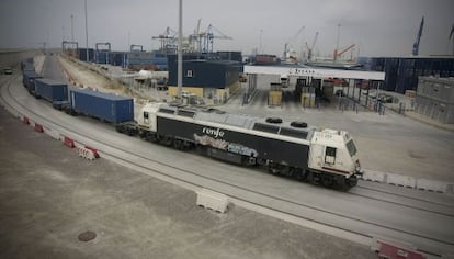 Tren de mercanc&iacute;as en el puerto de Castell&oacute;n. 