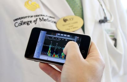 Un estudiante de la Universidd de Florida utiliza una aplicación móvil médica en su iPod.