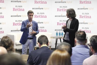 Rodrigo &Aacute;lvarez, de Accenture Digital, habla en presencia de Jaime Garc&iacute;a Cantero, responsable de contenidos de Foro Retina, durante la presentaci&oacute;n del evento.