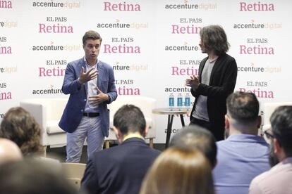 Rodrigo Álvarez, de Accenture Digital, habla en presencia de Jaime García Cantero, responsable de contenidos de Foro Retina, durante la presentación del evento.