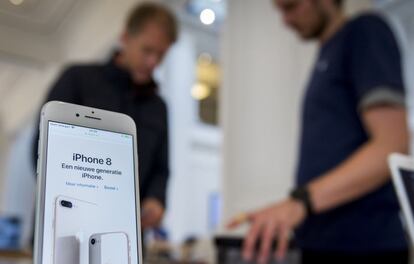 Un hombrer adquiere el nuevo iPhone en una tienda de Ámsterdam.