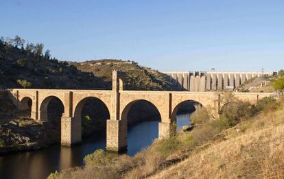 Puente romano de Alcantará, al fondo la presa de Iberdrola.