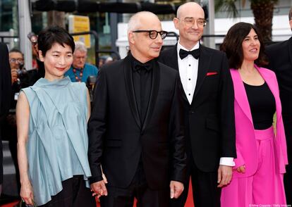 Desde la izquierda, Yuko Harami, Pablo Berger, el director de arte José Luis Ágreda y la productora Sandra Tapia, esta tarde en la alfombra roja de Cannes.