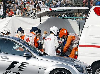 El piloto alemán de Toyota es trasladado en camilla tras el incidente ocurrido durante la prueba de calificación.