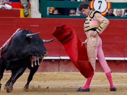 Roca Rey, durante la faena de muleta a su primer toro.