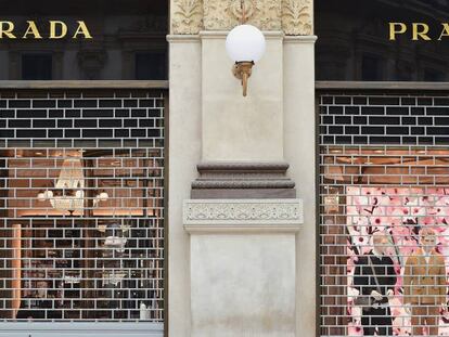 Fachada de la tienda de Prada en la Galleria Vittorio Emanuele, en Milán.