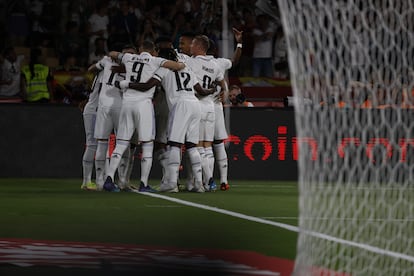 Los jugadores del Real Madrid celebran el gol de Rodrygo.
