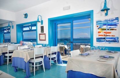 Sala del restaurante El Risco, en Lanzarote, cuyos ventanales ofrecen vistas de la isla de La Graciosa.