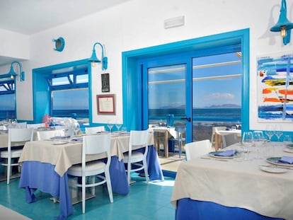 Sala del restaurante El Risco, en Lanzarote, cuyos ventanales ofrecen vistas de la isla de La Graciosa.