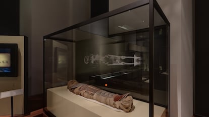 Momia de mujer egipcia, del periodo entre el 730-650 a.C., en el Museo Arqueológico Nacional.