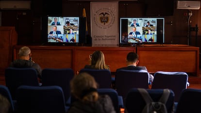 Transmisión del juicio a Álvaro Uribe, en Bogotá, el 1 de agosto.