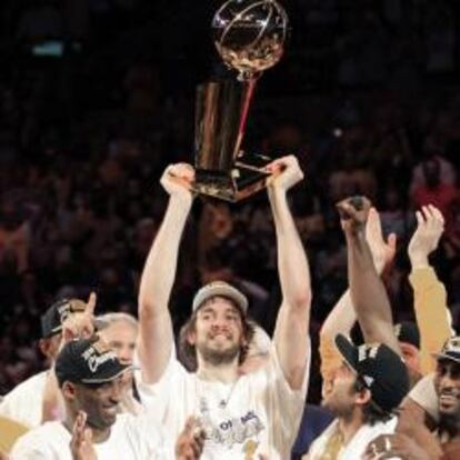 Pau Gasol con el trofeo de la NBA