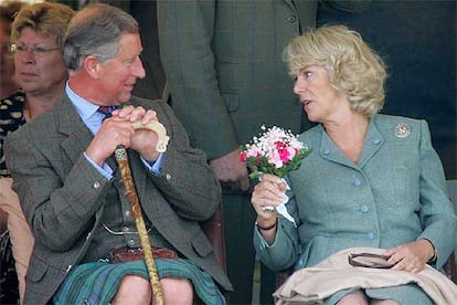 Carlos de Inglaterra y Camilla Parker Bowles se conocieron en 1970 en un partido de polo en Windsor, a las afueras de Londres. El príncipe Carlos se casó con Diana de Gales en 1981, pero el matrimonio se rompió en 1992 y acabó años después en divorcio. Tras la muerte de Lady Di en 1997 en un accidente de tráfico en París, Carlos empezó a ser visto en público con su amiga de la juventud con la que mantuvo una relación fuera del matrimonio durante años.