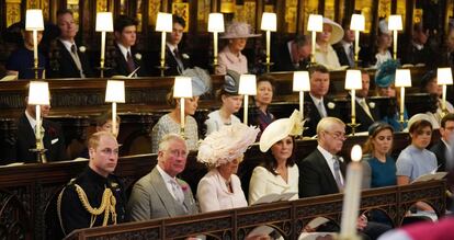 De izquierda a derecha, el príncipe Guillermo, duque de Cambridge; el príncipe Carlos, príncipe de Gales; Camila, duquesa de Cornualles; Catalina, duquesa de Cambridge; el príncipe Andrés, duque de York y  las princesas Beatriz y Eugenia, sentadas en la capilla de San Jorge.