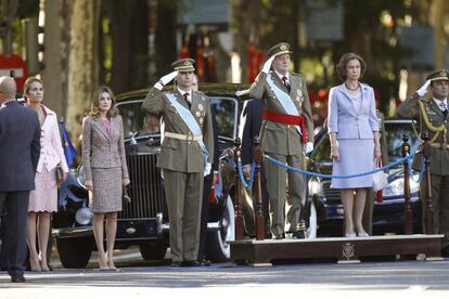 Los Reyes, los príncipes de Asturias y la infanta Elena, durante el acto militar.