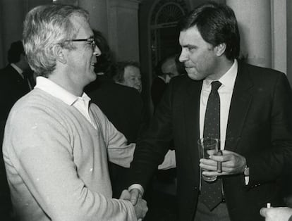 Antonio Fraguas, 'Forges', junto al entonces presidente del Gobierno, Felipe González, durante una recepción en el palacio de la Moncloa a ochenta intelectuales y artistas, el 3 de marzo de 1983.