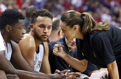 Becky Hammon habla con Kyle Anderson y Cady Lalanne durante el Spurs-Knicks.