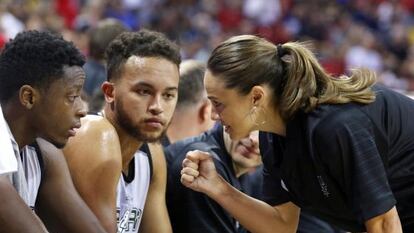 Becky Hammon habla con Kyle Anderson y Cady Lalanne durante el Spurs-Knicks.