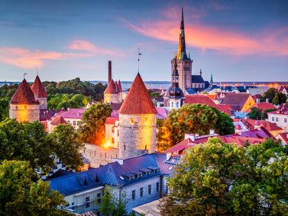 Panorámica al atardecer del casco viejo de la ciudad de Tallin (Estonia).