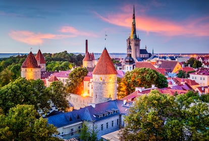 Panorámica al atardecer del casco viejo de la ciudad de Tallin (Estonia).