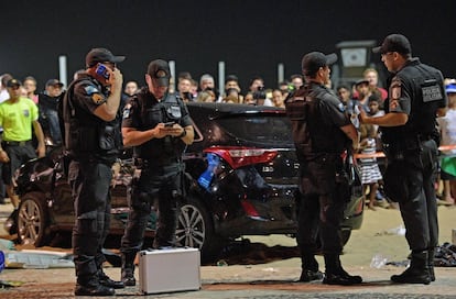 Policiais na cena do acidente em Copacabana. Ao menos 15 pessoas ficaram feridas e foram levadas para hospitais públicos e privados do Rio.