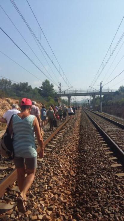 Viatgers a la via del tren.