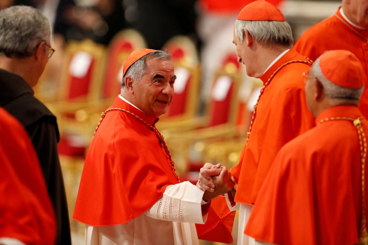 Giro de guion en el caso del cardenal Becciu, empeñado en entrar en el cónclave: el papa Francisco ordenó antes de morir que no le dejaran