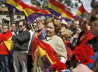 Participantes en el homenaje a las víctimas del franquismo celebrado ayer en el cementerio de Valencia