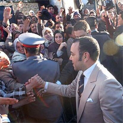 Mohamed VI saluda a vecinos de Alhucemas durante su visita de ayer a la ciudad tras el terremoto.