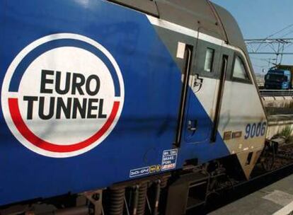 Un tren de Eurotunnel se aproxima a la estación de Calais (Francia).