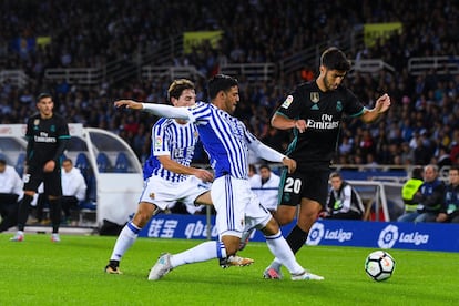El delantero durante su último partido contra el Real Madrid. En la imagen puntea el balón ante la marca de Marco Asensio. 