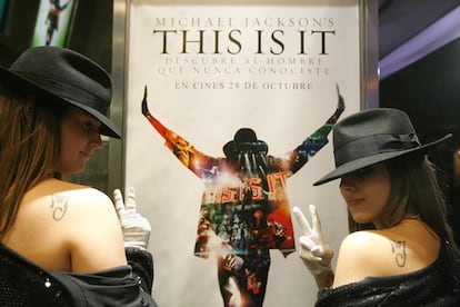 Dos seguidoras de Michael Jackson, posan antes del estreno de <i>This is it</i> , vídeo póstumo del artista. La versión cinematográfica del concierto, que nunca se celebró, dejó ganancias por 48,6 millones de euros.