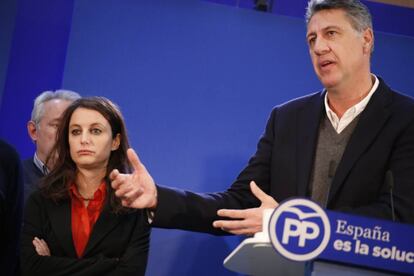 El líder del PP en Cataluña, Xavier García Albio, se dirige a sus simpatizantes junto a Andrea Levy.