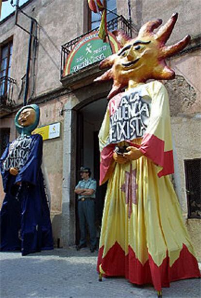Dos gigantes ante el cuartel de la Guardia Civil para condenar la actuación de los 'skins'.