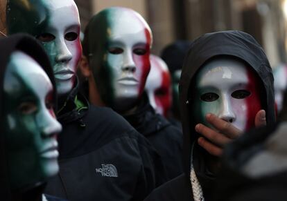 Miembros de la organización de extrema derecha `Casa Pound´ llevan máscaras con los colores verde, blanco y rojo de la bandera italiana antes de una manifestación organizada por un grupo conocido por los `forconi´ (los de las horcas de labrador) para protestar contra la inseguridad económica y el gobierno, en el centro de Roma.