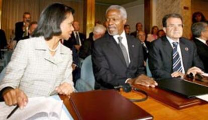 La secretaria norteamericana de Estado Condoleezza Rice (izq), el secretario general de Naciones Unidas, Kofi Annan (centro), y el primer ministro italiano Romano Prodi (der) antes del comienzo de una reunión sobre la crisis en el Líbano, celebrada en el Palacio Farnesina de Roma, Italia.