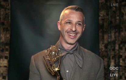 Jeremy Strong recibe su Emmy por 'Succession'.