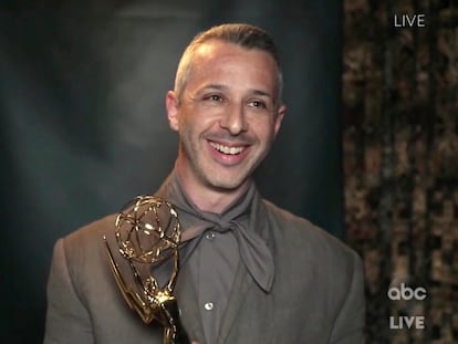 Jeremy Strong recibe su Emmy por 'Succession'.