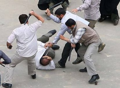 Agentes gubernamentales golpean a un manifestante en Teherán.