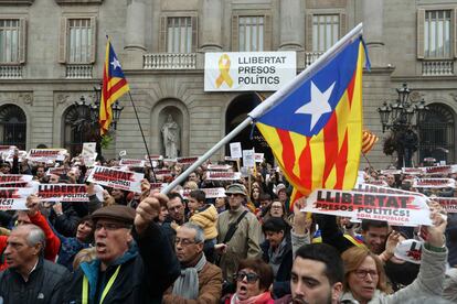 Concentración ante el Ayuntamiento de Barcelona, en cuya fachada se puede ver la pancarta que la Junta Electoral ha ordenado cerrar.